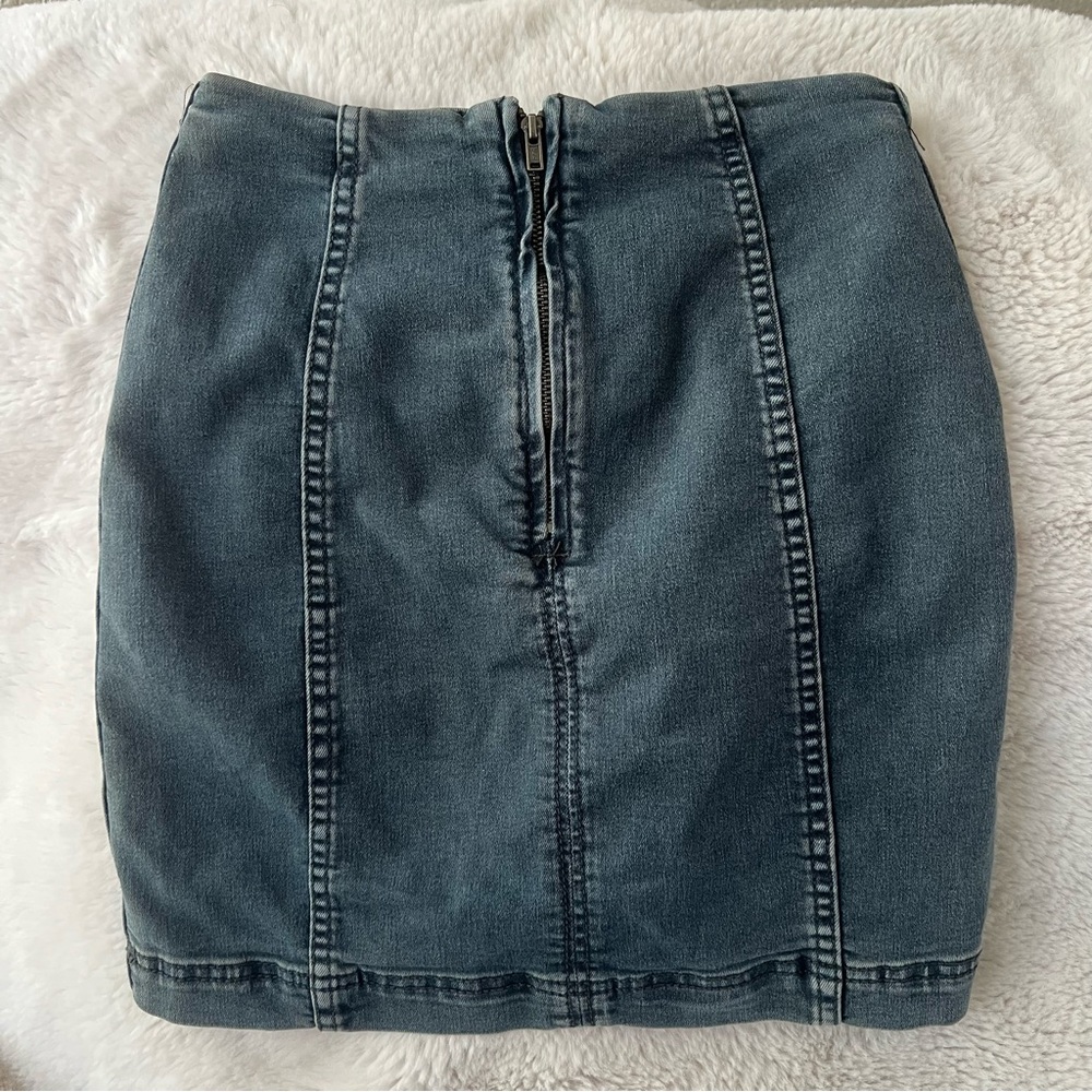Super stretchy blue denim mini skirt
FP Modern Femme faded indigo - Picture 5 of 7